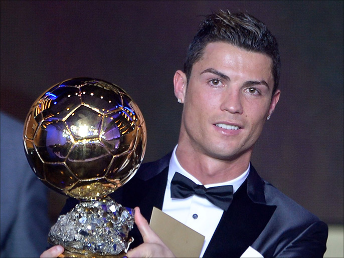 الوجه الآخر لرونالدو.. 25 قصة ملهمة من غزة وسوريا إلى أفريقيا 1 Real Madrid's Portuguese forward Cristiano Ronaldo poses with the 2013 FIFA Ballon d'Or award for player of the year during the FIFA Ballon d'Or award ceremony at the Kongresshaus in Zurich on January 13, 2014. AFP PHOTO / FABRICE COFFRINI
