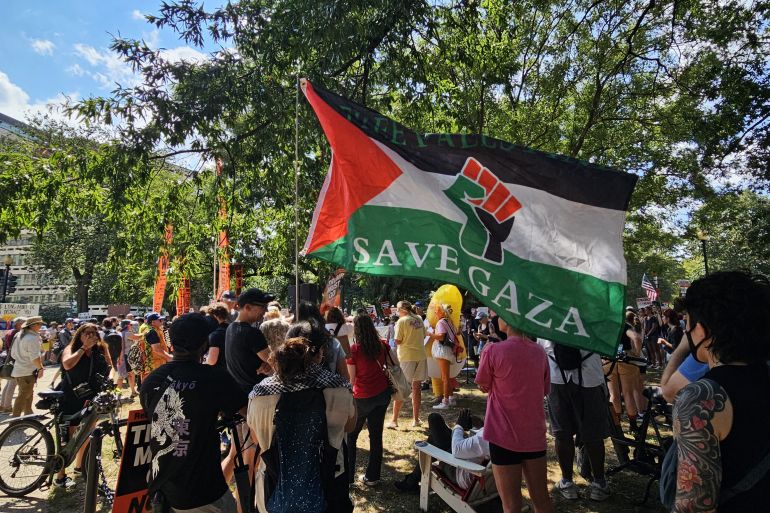احتجاجات أميركية ضد “عسكرة” واشنطن 2 5. علم فلسطين وشعار "أنقذوا غزة" على هامش المسيرة