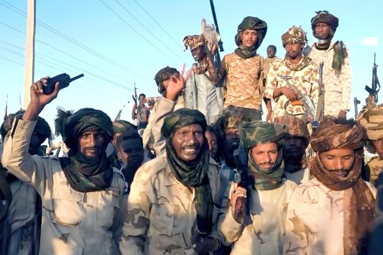 انعكاسات حرب السودان على جارته الجنوبية 2 فيديو من الصفحة الرسمية لقوات الدعم السريع على منصة إكس قوات الدعم السريع تستقبل تعزيزات عسكرية جديدة بشمال دارفور