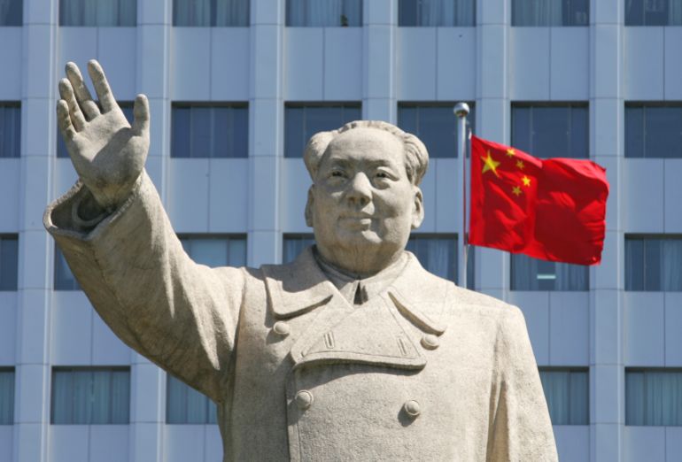المفكر الصيني وانغ هواي .. كاد الغرب أن يسقطنا ولكننا استيقظنا 4 A statue of late Chinese leader Mao Zedong is seen at a university in Beijing September 8, 2006. Mao died 30 years ago this Saturday. The anniversary will pass with limited fanfare in China, where the line between Mao history and myth is kept as blurry as his legacy is mixed. REUTERS/Jason Lee (CHINA)