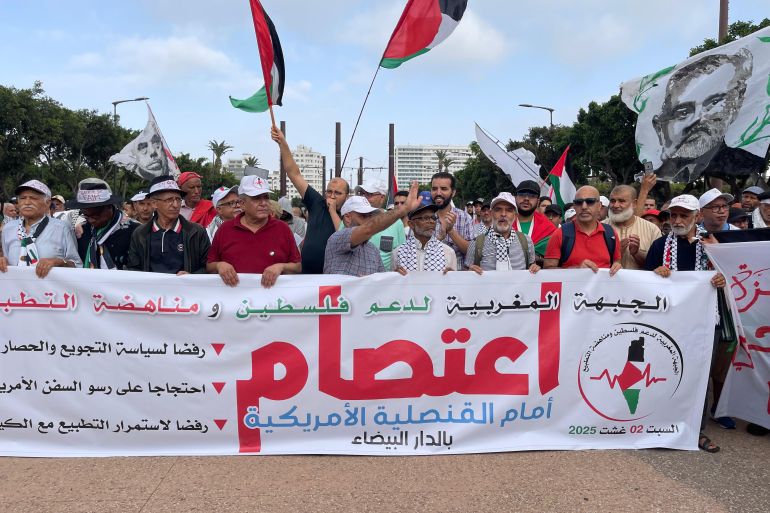أمام القنصلية الأميركية.. مغاربة يعتصمون ضد التجويع بغزة 1 الصورة 9: قيادات سياسية وحقوقية مغربية في اعتصام شعبي أمام القنصلية الأمريكية