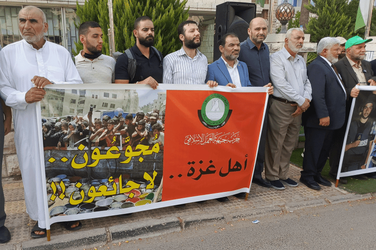 وقفات بعمّان تندد بمجزرة الصحفيين وتطالب بالعقاب 1 نددت الوقفات بتجويع أهالي القطاع ومحاولة تغييب الحقيقة - الجزيرة نت