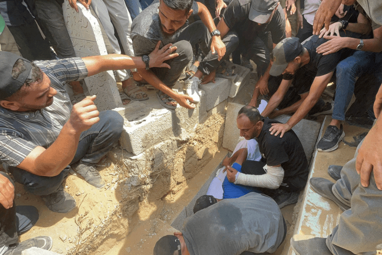 هكذا تبدلت الأدوار.. وداع مؤلم لشهداء الجزيرة بغزة 2 مشاهد من وداع صحفيي الجزيرة تقرير: محمد أبو قمر المصدر: الجزيرة نت