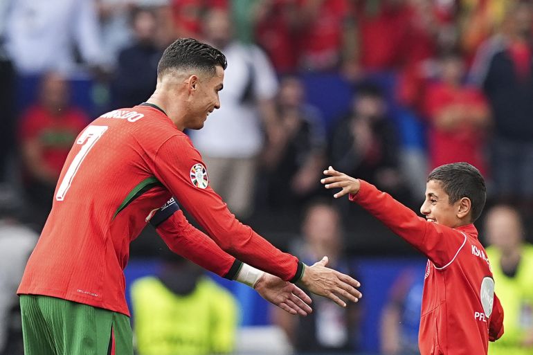 الوجه الآخر لرونالدو.. 25 قصة ملهمة من غزة وسوريا إلى أفريقيا 3 DORTMUND, GERMANY - JUNE 22: A kid takes a selfie with Cristiano Ronaldo during UEFA EURO 2024 Group F football match between Turkiye and Portugal at Westfalenstadion in Dortmund, Germany on June 22, 2024. (Photo by Emin Sansar/Anadolu via Getty Images)