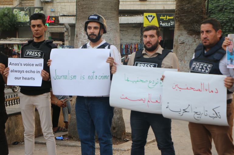 صحفيو سوريا يقفون بصمت تضامنا مع شهداء الصحافة في غزة- من ادلب