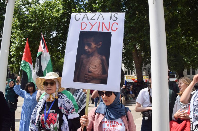 أبرز الصور في أسبوع.. غزة تحت حصار الموت ومظاهرات العالم تفضح التجويع 2 LONDON, UNITED KINGDOM - 2025/08/09: A protester holds a placard depicting a starving child in Gaza during the demonstration in Parliament Square. Hundreds of people gathered to show support for the activist group Palestine Action, which has been banned under anti-terrorism law. (Photo by Vuk Valcic/SOPA Images/LightRocket via Getty Images)
