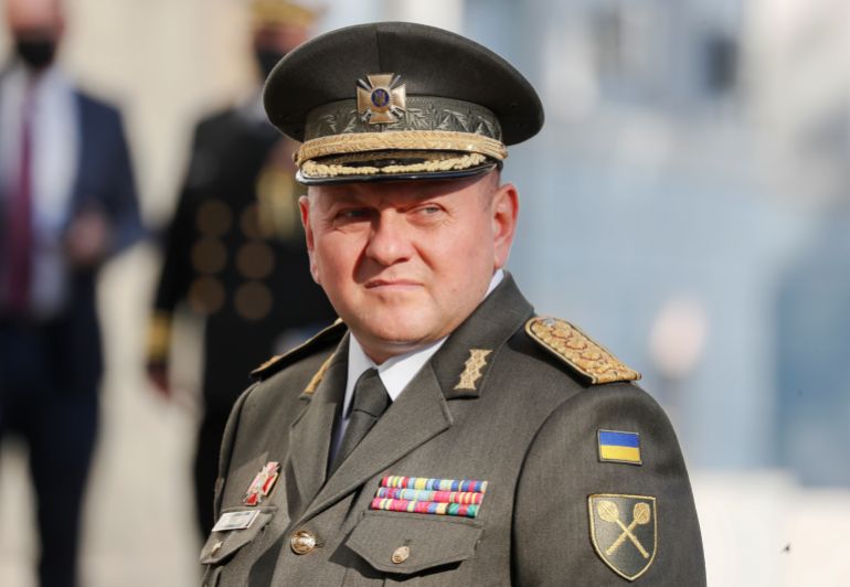 غارديان: هل سيكون فاليري زالوجني رئيس أوكرانيا المستقبلي؟ 1 Commander-in-Chief of the Armed Forces of Ukraine Valeriy Zaluzhnyi waits before a meeting in Kyiv