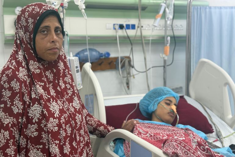 تحذيرات من تهجير مرضى وجرحى قطاع غزة قسريا 2 دينا شاهين "ضيفة التقرير" مصابة حرب تعجز عن الحركة والنزوح لإصابتها البليغة في أحشائها