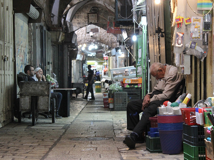 ضرائب بلا خدمات.. كيف تتحول الجباية في القدس إلى أداة لتقليص الوجود الفلسطيني؟ 3 سوق اللحامين، القدس المحتلة، أيار 2016 أأصحاب المحلات التجارية يجلسون أمام محلاتهم ومنهم من غط في النوم بسبب شح الحركة