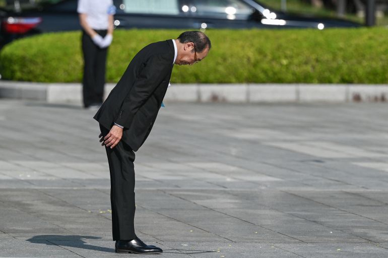 هيروشيما تحيي ذكرى مرور 80 سنة على إلقاء القنبلة الذرية 1 Hiroshima Mayor Kazumi Matsui bows toward the Memorial Cenotaph after giving a speech during the Peace Memorial Ceremony to mark the 80th anniversary of the world's first atomic bomb attack, in the city of Hiroshima on August 6, 2025.