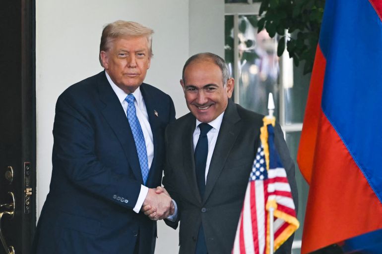 أذربيجان وأرمينيا توقعان اتفاقا "تاريخيا" برعاية أميركية 1 US President Donald Trump greets Armenian Prime Minister Nikol Pashinyan at the White House in Washington, DC, on August 8, 2025.
