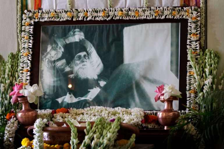من كلكتا إلى نوبل.. طاغور شاعر الطبيعة والحزن وفيلسوف الحياة 4 A garlanded portrait of Indian Nobel laureate Rabindranath Tagore is placed in a room where he breathed his last, on his 150th birth anniversary in Calcutta, India, Sunday, May 9, 2010. Events across India marked the 150th birth anniversary of freedom poet Tagore. (AP Photo/Bikas Das)