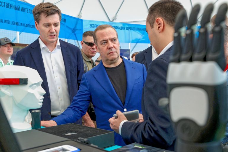 ترامب يأمر بنشر غواصتين نوويتين ردا على تصريحات ميدفيديف 1 Russian Security Council Deputy Chairman and the head of the United Russia party Dmitry Medvedev, center, visits an exhibition during an opening of the Startup Village international technology conference at the Skolkovo Innovation Center in Moscow, Thursday, May 29, 2025. (Ekaterina Shtukina, Sputnik Pool Photo via AP)