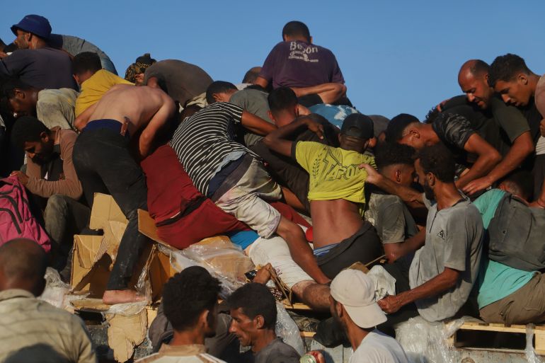 أبرز الصور في أسبوع.. غزة تحت حصار الموت ومظاهرات العالم تفضح التجويع 10 Palestinians ride on a truck loaded with food and humanitarian aid as it moves along the Morag corridor near Rafah, in the southern Gaza Strip, Aug. 4, 2025. (AP Photo/Mariam Dagga)
