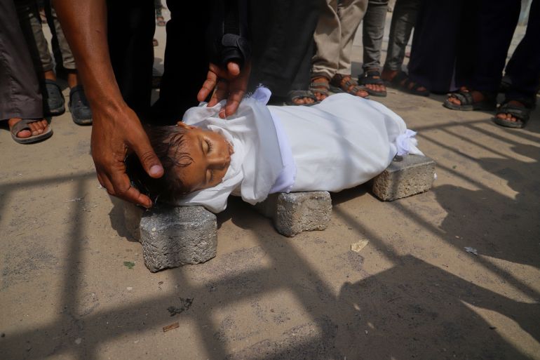 63 شهيدا بنيران الاحتلال و10 ضحايا جدد للتجويع في غزة 1 FILE - The body of 5-year-old Jamal al-Najjar is placed on the ground atop bricks before a funeral prayer after he died at Nasser Hospital in Khan Younis, southern Gaza Strip, Tuesday, Aug. 12, 2025. The head of Nasser's pediatrics unit said Jamal, who was born with rickets, died from severe malnutrition. (AP Photo/Mariam Dagga, File)