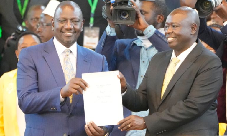 صانع ملوك أم زعيم معارضة؟ غاتشاغوا يخلط أوراق السياسة بكينيا 1 William Ruto, and his deputy Rigathi Gachagwa, show the certificate after the announcement in the presidential race at the Centre in Bomas, Nairobi, Kenya, Monday, Aug.15, 2022.. Kenya's election commission announced Monday that William Ruto, has won with 50.49 percent of the vote, and called the vote "credible, fair and peaceful",. (AP Photo/ Sayyid Abdul Azim)