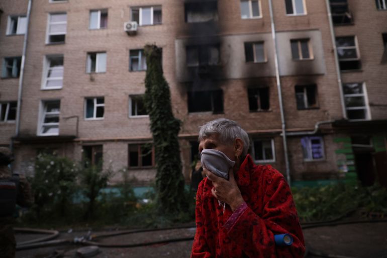خبراء يتحدثون بالأرقام عن إستراتيجية أوكرانيا لاستنزاف روسيا 1 A resident stands near the resident's destroyed home following Russian air strike in Zaporizhzhia, Ukraine, Saturday, Aug. 30, 2025. (AP Photo/Kateryna Klochko)