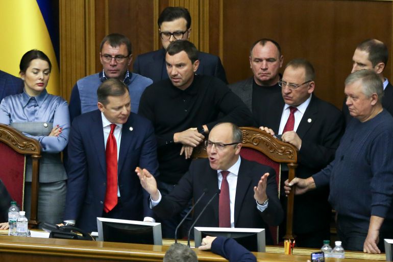 روسيا تكشف إنجازاتها الميدانية وكييف تحقّق باغتيال نائب بالبرلمان 1 FILE - Ukrainian lawmakers listen to parliament speaker Andriy Parubiy, center, during a parliament session in Kiev, Ukraine, Monday, Nov. 26, 2018. (AP Photo/Efrem Lukatsky, file)