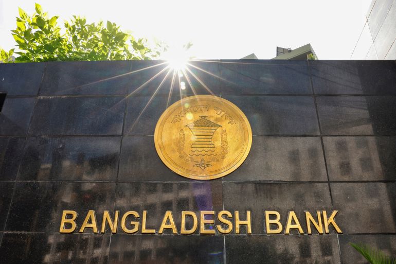 اقتصاد بنغلاديش بعد عام من الإطاحة بالشيخة حسينة 2 Bangladesh's central bank signage is pictured in Dhaka, Bangladesh, July 19, 2023. REUTERS/Mohammad Ponir Hossain