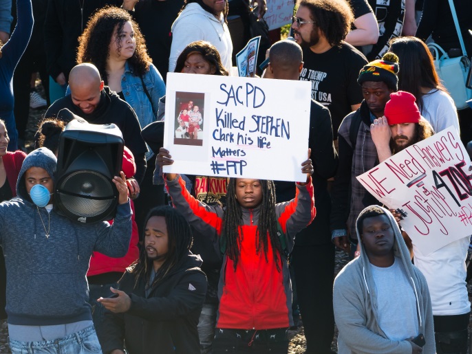 من هارلم إلى الخليل.. تاريخ طويل من تضامن السود مع الفلسطينيين 1 Mar 22, 2018; Sacramento, CA, USA; Black Lives Matters demonstrators march in downtown Sacramento before the game between a Sacramento Kings and Atlanta Hawks. Mandatory Credit: Kelley L Cox-USA TODAY Sports