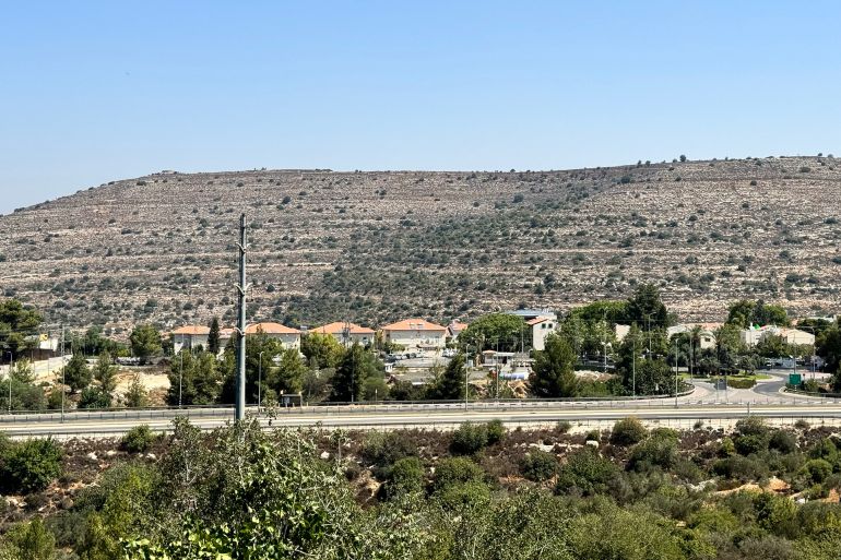 3.فلسطين،رام الله، قرية الطيرة، 23 آب 2025، سلام أبوشرار. مستوطنة بيت حورون المقامة على أراضي القرية منذ عام 1977.الجزيرة نت._