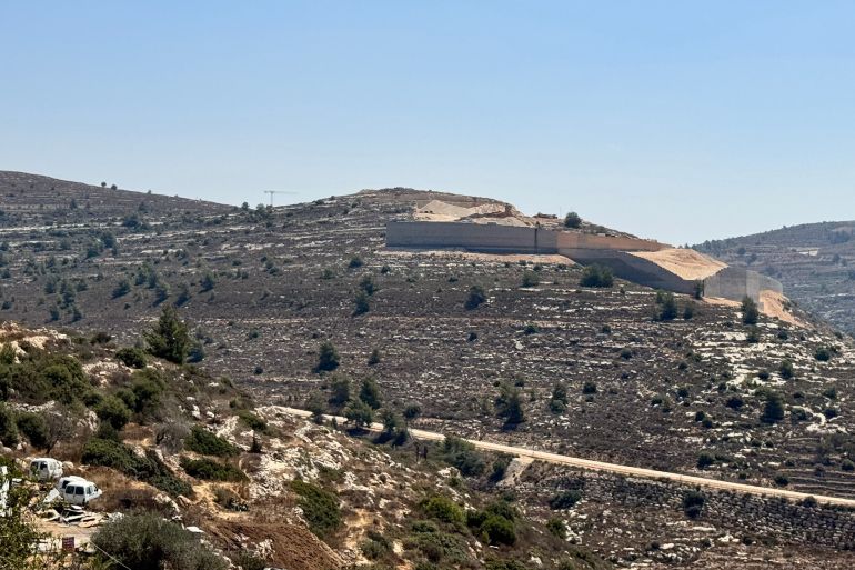 4.فلسطين، رام الله، قرية الطيرة، 23 آب 2025، سلام أبوشرار. الشارع الاستيطاني 443، الواصل بين القدس وتل أبيب، والذي يمنع سكان القرية من استخدامه منذ عام 2002_