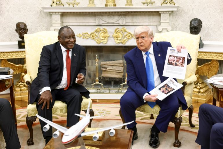 كينيا تتورط في برنامج توطين أفريكانز جنوب أفريقيا المثير للجدل 1 epa12123467 US President Donald Trump (R) holds up news articles related to violence in South Africa during a meeting with South Africa’s President Cyril Ramaphosa (L), in the Oval Office of the White House in Washington, DC, USA, 21 May 2025. Ramaphosa’s visit comes one week after Trump claimed there is an on-going genocide in South Africa and granted refugee status to 59 Afrikaners. EPA-EFE/JIM LO SCALZO