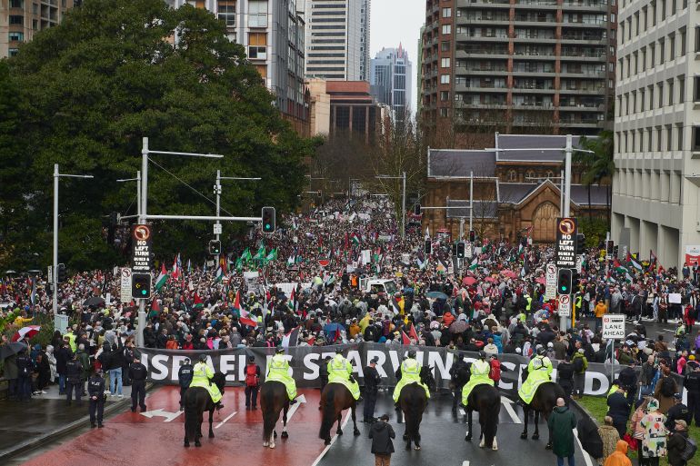 epa12281336 Mounted police observe protesters during the Palestine Action Group's 'March for Humanity', a pro-Palestinian march, in Sydney, Australia, 03 August 2025. EPA/FLAVIO BRANCALEONE NO ARCHIVING AUSTRALIA AND NEW ZEALAND OUT