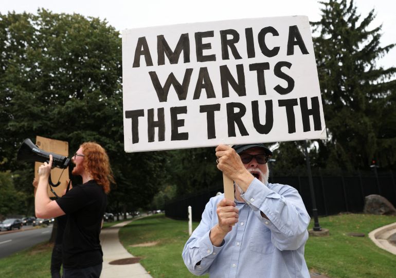 ماكسويل: ترامب بريء وإبستين لم ينتحر وقد كان مقربا من إيهود باراك 2 Protesters call for the release of the Epstein files while awaiting the arrival of Trump administration officials who are expected to discuss strategy amid the deepening political crisis over the administration’s handling of files related to convicted sex offender Jeffrey Epstein, at the U.S. Naval Observatory, Vice President JD Vance’s official residence, in Washington, D.C., U.S., August 6, 2025. REUTERS/Kevin Lamarque