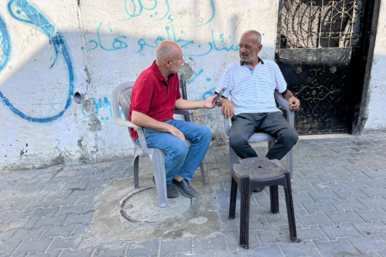أُسر كاملة في غزة شتتتهم الحرب وفرقتهم الحدود 2 أبو نهاد رجب يصف لمراسل الجزيرة معاناته ومعاناة زوجته في الغربة (الجزيرة)