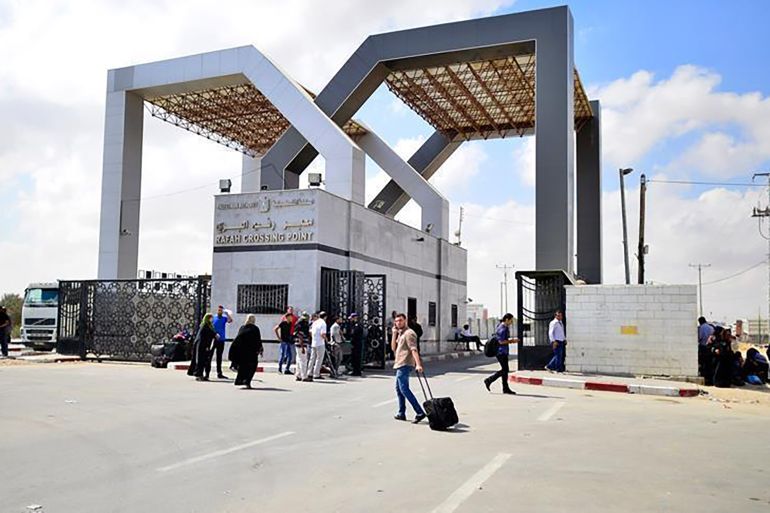 أُسر كاملة في غزة شتتتهم الحرب وفرقتهم الحدود 1 اغلاق معبر رفح يبدد آمال الفلسطينيين في لم شمل أسرهم (الأناضول)