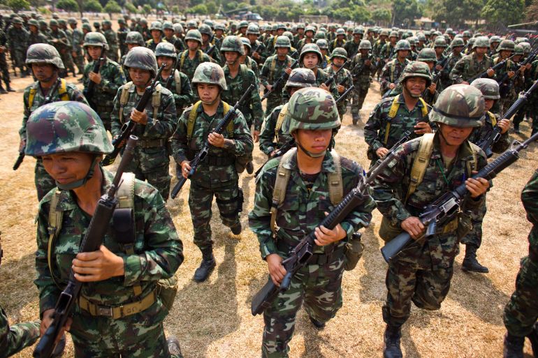 أولوية الصلاة تشعل حربا عجيبة بين كمبوديا وتايلند 3 SISAKET, THAILAND - FEBRUARY 09: Thai troops march during a visit by top military leaders at a military base on February 9, 2011 in Sisaket, Thailand. Thousands of refugees have fled the area after clashes between Thai and Cambodian troops near the disputed 11th-century Preah Vihear temple. Presently there is no official ceasefire in place as the two countries contest ownership of the 4.6 sq-km area World Heritage site. The 900-year-old temple belongs to Cambodia following a 1962 World Court ruling but this remains disputed by many Thais. (Photo by Athit Perawongmetha/Getty Images)