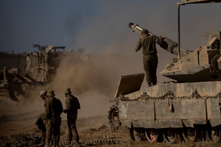 فشل" عربات جدعون" فجّر صراعاتهم.. ساسة إسرائيل وعسكريوها يتناحرون 1 SOUTHERN ISRAEL, ISRAEL - JULY 23: Israeli soldiers stand near a tank near the border with the Gaza Strip on July 23, 2025 in Southern Israel, Israel. Earlier today, a group of more than 100 aid organizations, including Save the Children and MÈdecins Sans FrontiËres (Doctors Without Borders), issued an open letter warning of mass starvation in Gaza and imploring Israeli authorities to provide safe access to food aid. The aid groups also called for a ceasefire, opening of border crossings, and the distribution of food aid through a "UN-led mechanism." (Photo by Amir Levy/Getty Images)