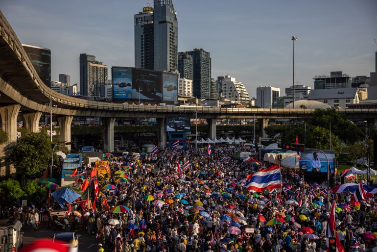 محكمة تايلندية تبرئ رئيس الوزراء السابق وأحكام أخرى تنتظر أسرته 1 BANGKOK, THAILAND - AUGUST 02: Thai protests rally at Victory Monument on August 02, 2025 in Bangkok, Thailand. Protesters rallied at Bangkok’s Victory Monument, demanding Prime Minister Paetongtarn Shinawatra resign ahead of her Constitutional Court ruling and take a stronger stance on Cambodia amid rising border tensions. (Photo by Lauren DeCicca/Getty Images)