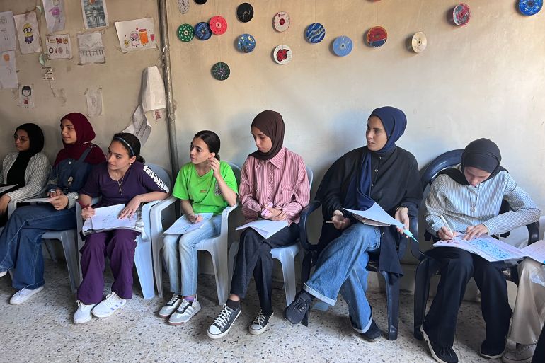 “أصوات الغد” في خيمة رهف.. ناد لدعم الأمل بين فتيات غزة 2 طالبات أصوات الغد خلال تدريبات في اللغة الإنجليزية تتضمن مهارات القراءة والكتابة (الجزيرة)
