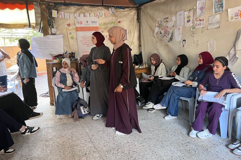 “أصوات الغد” في خيمة رهف.. ناد لدعم الأمل بين فتيات غزة 5 طالبات أصوات الغد خلال جلسة حوارية (الجزيرة)