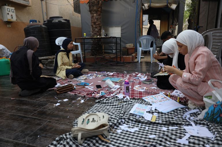 “أصوات الغد” في خيمة رهف.. ناد لدعم الأمل بين فتيات غزة 4 طالبات مبادرة أصوات الغد خلال فعالية التدوين البصري (خاص الجزيرة)