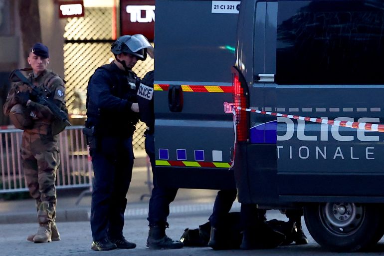 هوائي غامض بقرية فرنسية.. هل يصعّد "حرب الظل" بين باريس وبكين؟ 1 Police work on the Champs Elysees avenue, next to the Arc de Triomphe, after a security incident reported by local media, in Paris, France, April 26, 2025. REUTERS/Abdul Saboor