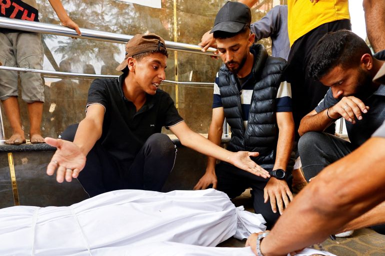 أبرز الصور في أسبوع.. غزة تحت حصار الموت ومظاهرات العالم تفضح التجويع 12 Mourners react during the funeral of Palestinians killed in Israeli fire while seeking aid on Saturday, according to medics, in Gaza City, August 10, 2025. REUTERS/Mahmoud Issa TPX IMAGES OF THE DAY