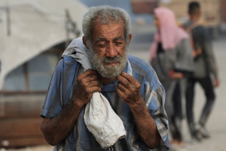أبرز الصور في أسبوع.. غزة تحت حصار الموت ومظاهرات العالم تفضح التجويع 6 A palestinian man carries aid supplies he collected from trucks that entered Gaza through Israel, in Beit Lahia, in the northern Gaza Strip August 10, 2025. REUTERS/Dawoud Abu Alkas