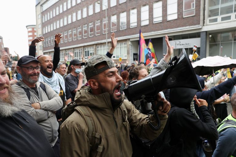 هل تحولت فنادق المهاجرين في بريطانيا إلى ساحة تحريض اليمين على الأقليات؟ 1 People gather for a "Defend Refugees: Stop the Far Right" rally organised by campaign group Stand Up To Racism in support of immigrants, outside the Richmond hotel in Liverpool, Britain, August 9, 2025. REUTERS/Temilade Adelaja