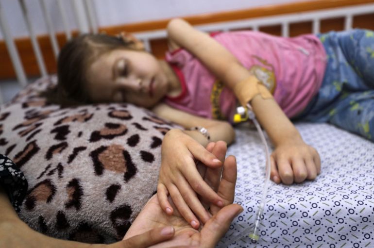 صور الأطفال المجوعين بغزة.. أدلة تدحض ادعاءات نتنياهو 1 A Palestinian girl Jana Ayad, who is malnourished, according to medics, lies on a bed as her mother, Nasma Ayad, sits beside her, holding her hand, as she receives treatment at a hospital in Gaza City, amid a worsening hunger crisis, July 29, 2025. REUTERS/Mahmoud Issa