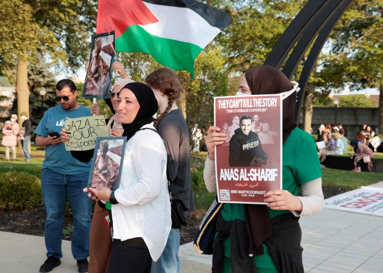 أضخم مؤتمر شعبي لدعم غزة في أميركا 2 A pro-Palestinian protestor holds a sign in memory of Al Jazeera correspondent Anas al-Sharif, who was killed along with his colleagues during an Israeli airstrike in Gaza on Sunday, amid the ongoing conflict between Israel and Hamas, during a vigil for Gaza in Dearborn, Michigan, U.S., August 14, 2025. REUTERS/Rebecca Cook