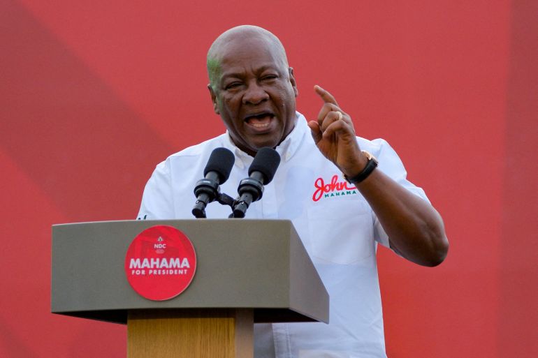 شبكات احتيال بغانا في قبضة مكتب التحقيقات الأميركي 1 FILE PHOTO: Ghana's former president and current main opposition National Democratic Congress (NDC) party presidential candidate John Dramani Mahama, 65, addresses supporters during a political campaign launch ahead of December polls, in Tamale, Ghana, July 27, 2024. REUTERS/Francis Kokoroko/File Photo