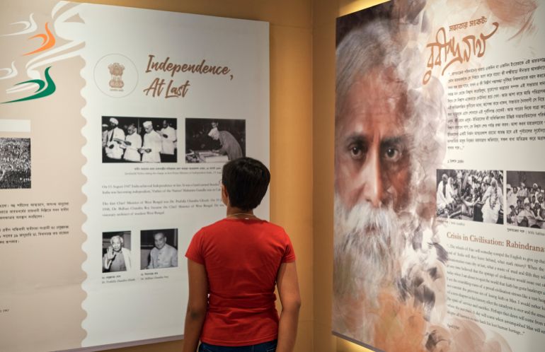 من كلكتا إلى نوبل.. طاغور شاعر الطبيعة والحزن وفيلسوف الحياة 2 Alipore Jail Museum, Kolkata, 01-27-2023: a kid looking at gallery of Rabindranath Tagore (Asia's 1st Nobel winner) and Jawaharlal Nehru, taking oath as 1st prime minister of India after Independence