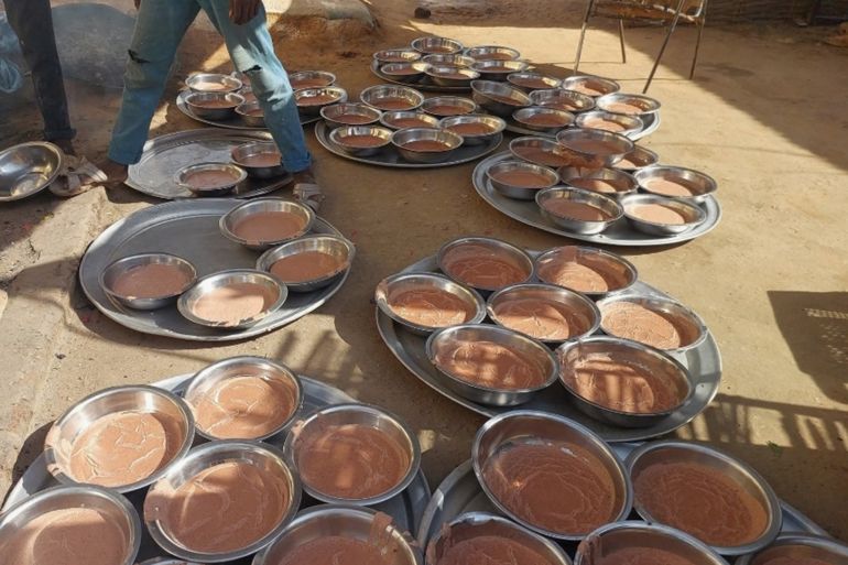 "أمباز" النجاة.. كيف تحول علف الحيوانات إلى غذاء لأطفال الفاشر؟ 3 علف الحيوانات المعروف محليًا بالـ 'أمباز'، والذي يتناوله سكان الفاشر. المصدر: الجزيرة نت