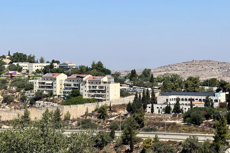 5.فلسطين، رام الله، قرية الطيرة، 23 آب 2025، سلام أبوشرار. مشهد لتوسعة مستوطنة جفعات زئيف على أراضي القرية التي تصلها بقرى شمال غرب القدس. الجزيرة نت_
