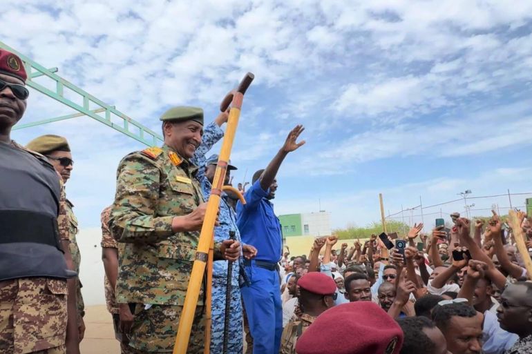 هل يحرك اجتماع زيورخ رياح التسوية في السودان؟ 1 رئيس مجلس السيادة السوداني عبد الفتاح البرهان أثناء زيارته مدينة الدندر بولاية سنار (وكالة الأنباء السودانية)