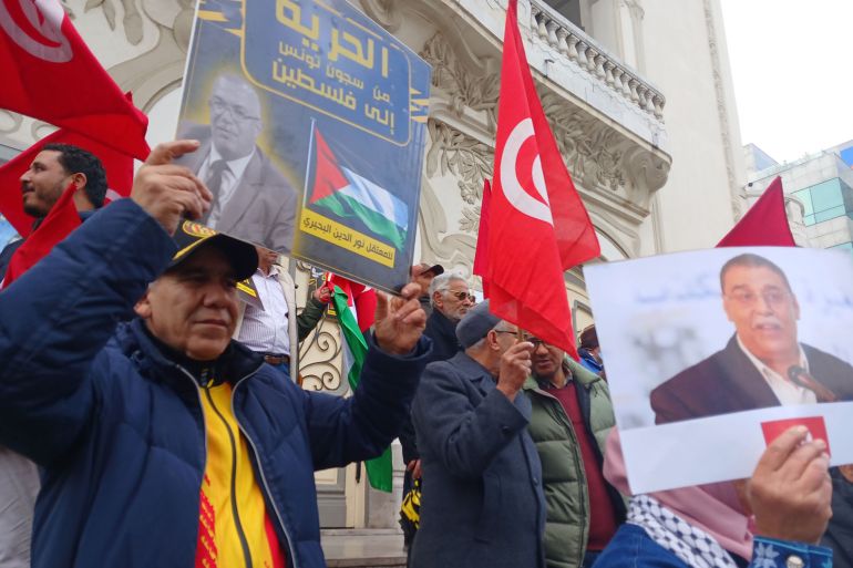 عيد المرأة بتونس.. نساء في مواجهة الاعتقالات وتبعاتها 1 جانب من احتجاجات المعارضة ضد المحكمات السياسية للمعارضة
