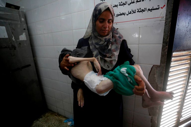 أبرز الصور في أسبوع.. غزة تحت حصار الموت ومظاهرات العالم تفضح التجويع 8 توفي الطفل الفلسطيني تامر شحيبر، الثلاثاء، في "مستشفى شهداء الأقصى" وسط قطاع غزة، متأثرا بمضاعفات سوء التغذية الحاد، نتيجة الحصار والتجويع الإسرائيلي المستمر على القطاع منذ أشهر. وقال مصدر طبي للأناضول إن الطفل تامر (15 عاما) نقل إلى المستشفى في حالة حرجة، حيث بدا جسده شديد الهزال، وبدت عظام صدره وظهره بارزة بشكل مؤلم. ( Mohammed Nassar - وكالة الأناضول )